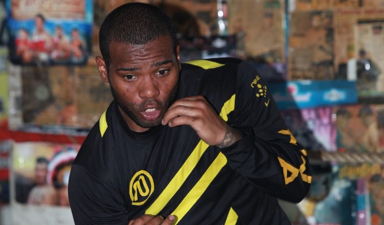 Jezreel "El Invisible" Corrales dominó a su rival japonés con claridad para quitarle el título. /Foto AP