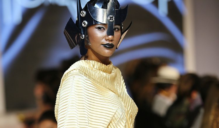 Moisés Sandoya: Presentó una colección con visión futurista, sus modelos lucieron cascos, además de eso telas metálicas. Para caballeros predominaron los estampados en tonos de la naturaleza.