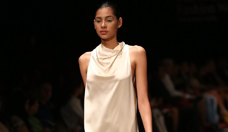 Juan Carlos Obando: Su colección titulada “Las diosas cautivó a los presentes con sus piezas, pues el color que predominó fue el blanco. Lo que irradiaba un toque de dulzuray paz en  cada pieza.