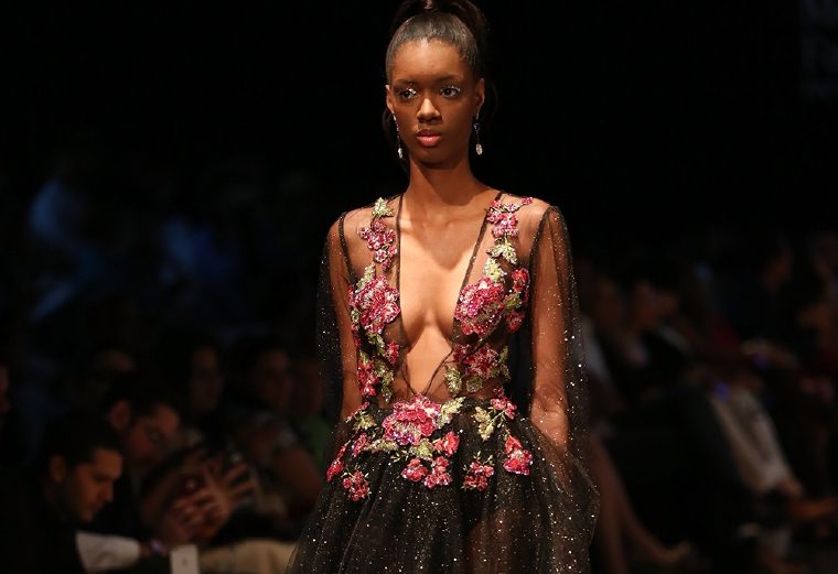 Alessandra Grau: Sus diseños tienen la fuerte característica de un estilo elegante de cortes simples a la vez que muy sensuales. También, están inspirados en figuras geométricas de etnias indígenas.