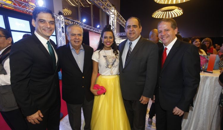 1. Nino Mangravita, Nicolás González Revilla, Nicolle Ferguson, Jorge Tzortzatos y David Samudio.