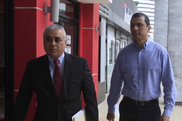 Jason Pastor, junto a su abogado, cuando asistía a la indagatoria. /Foto Víctor Arosemena