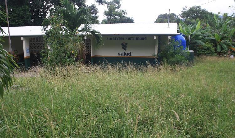 El subcentro de salud de Cermeño prácticamente pareciera abandonado, la maleza lo rodea. /Foto Eric A. Montenegro