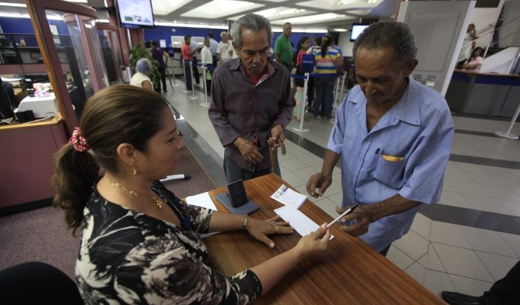 Según encargados del programa, hay denuncias por conflictos o disputas entre familiares que se pelean para ser el representante legal y así cobrar el dinero del adulto mayor. Archivo