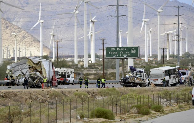 Momentos en que las autoridades investigan el accidente. FOTO/AP