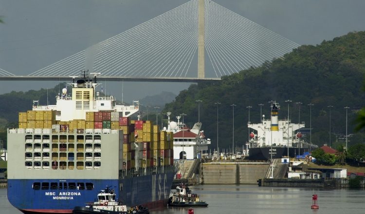 Un 27% de los buques que transitan por el Canal se abastecen de combustible. /Foto Archivo