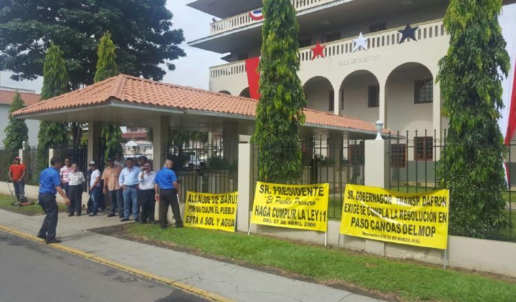 Los transportistas colocaron pancartas frente a la Gobernación de la provincia de Chiriquí. Mayra Madrid 