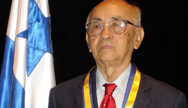 Carlos Francisco Changmaín. Premio literaio lleva su nombre. 