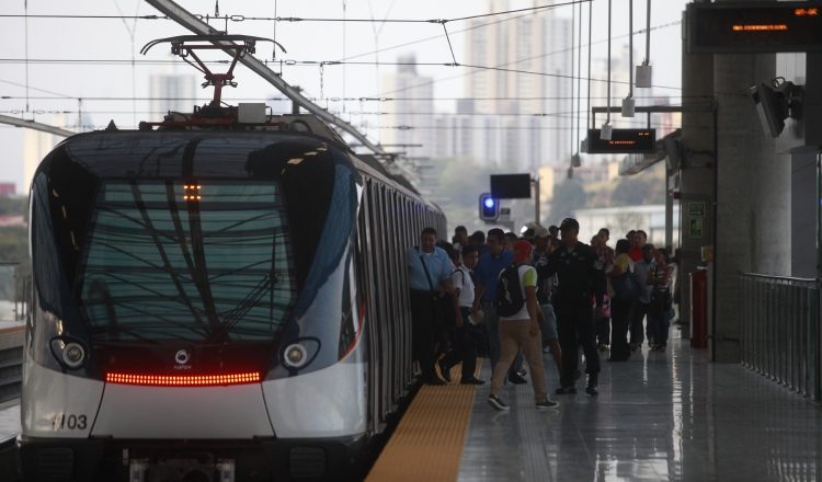 Las expectativas que generó el metro han sido rebasadas. Más de 270 mil usuarios lo utilizan por día y se espera que el volumen de pasajeros para la línea 2, hacia el Este, y la 3, hacia el Oeste, sea mayor. /Foto Archivo 