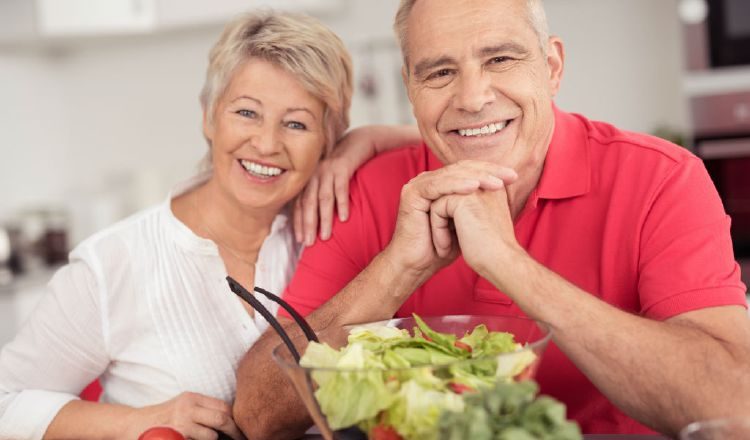 La nutricionista recomienda consultar con un profesional en salud cuando la persona padece alguna condición que deba tomarse en cuenta a la hora de decidir el plan alimenticio. Archivo
