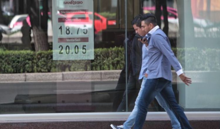 El peso mexicano cayó ante la ventaja  de Donald Trump. EFE