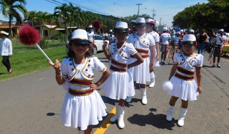 Batuteras de 4 y 5 años, de escuelas primarias de Los Santos, se lucieron ayer en la heroica Villa. /Foto Zenaida Vásquez