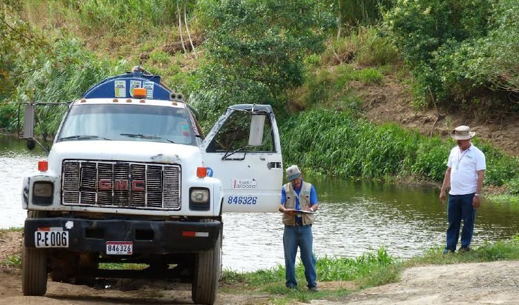 Los técnicos del  Idaan continúan trabajando en los equipos en la toma de agua cruda. /Foto Thays Domínguez 