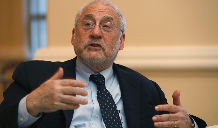 El premio Nobel de economía en 2001, Joseph Stiglitz, renunció al Comité de Expertos.
