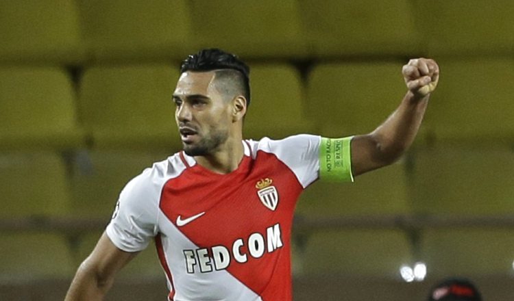 Radamel Falcao en su actuación de ayer en la Liga francesa. /Foto AP