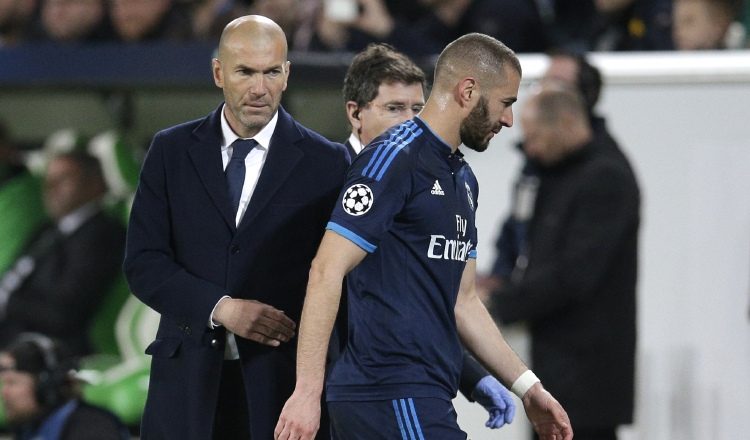 Zinedine Zidane, técnico madridista, y Karim Benzema. /Foto EFE
