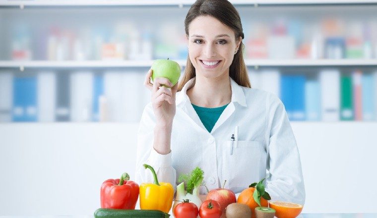 Asesorarse con un nutricionista  para conseguir la forma correcta de alimentarse recibiendo todos los nutrientes macros y micros necesarios, en el caso de los que no se consiguen directamente, deberán ser obtenidos con suplementos.