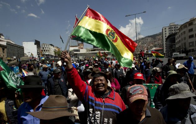 Poco más de 8,000 manifestantes llegaron de la vecina ciudad de El Alto y tomaron las calles del centro de La Paz. FOTO/AP 