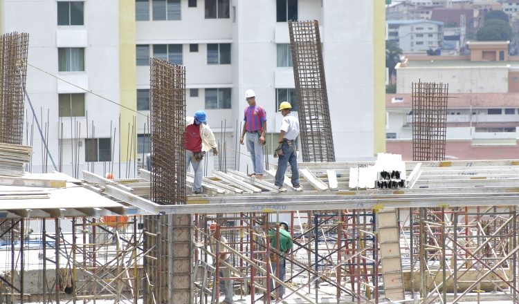 El sector constructor ha venido sufriendo una baja en los últimos dos años, producto de la desaceleración económica que está atravesando el país. /Foto Archivo