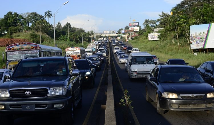Ayer, de forma inconsulta, las autoridades extendieron la inversión de carriles hasta las 8:00 a.m. /Foto Edwin González