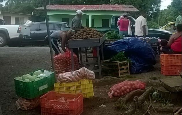 Productos a la venta en las naviferias del Ima en La Seda. 