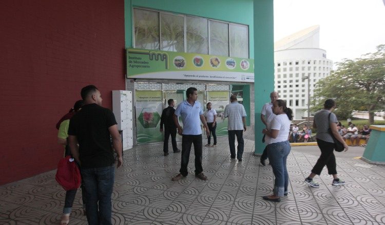 Los consumidores estuvieron por gusto, desde tempranas horas del día, en la sede del IMA. /Foto Víctor Arosemena