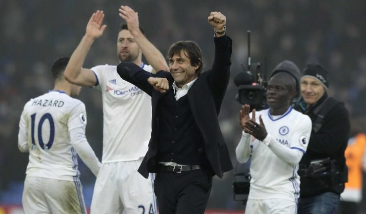 Antonio Conte celebra la victoria. AP