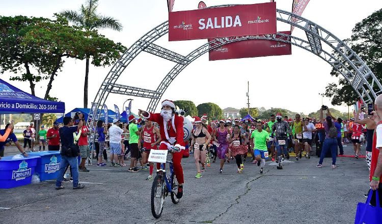 Santa Claus dio la partida de la carrera. /Foto Cortesía