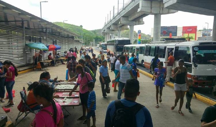 Los usuarios tenían que refugiarse bajo la estructura del metro cuando llovía en Los Andes. /Foto Archivo