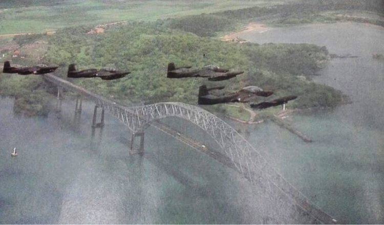 La Fuerza Aérea de Estados Unidos probó en la invasión a Panamá armamento de última generación, como los bombarderos furtivos F-117 Nighthawk o los helicópteros de combate AH-64, llamados Apache. /Foto Cortesía Biblioteca Nacional