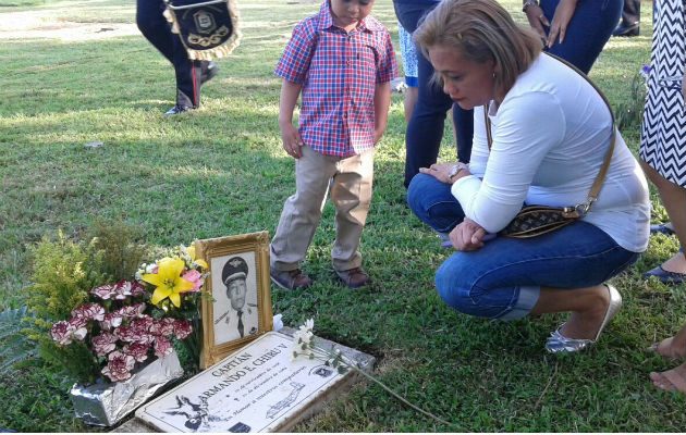 Mira la galería de imágenes durante la entrega de ofrendas florales a los caídos del 20 de diciembre de 1989.