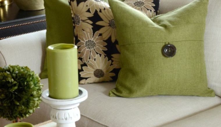 Puedes apostar por el tono "Greenery" en accesorios.