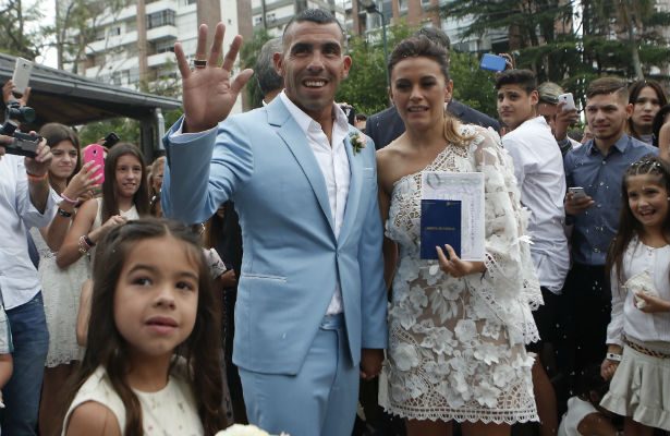 Carlos Tevez y a su flamante esposa Vanesa Mansilla./ Foto AP