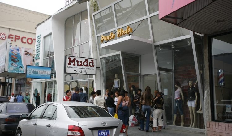Miles de empleos se han perdido en la ZLC, lo que ha afectado, además, los indicadores del sector comercio. Archivo