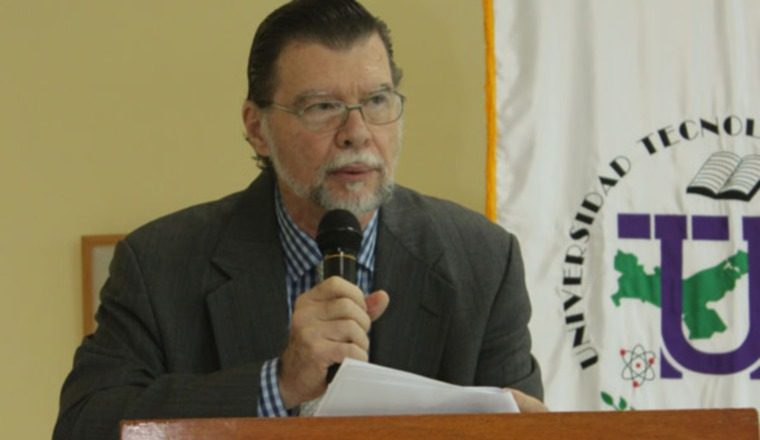 Es  editor de la Revista "Maga". La N.°  79 publicó el 6 de este mes.