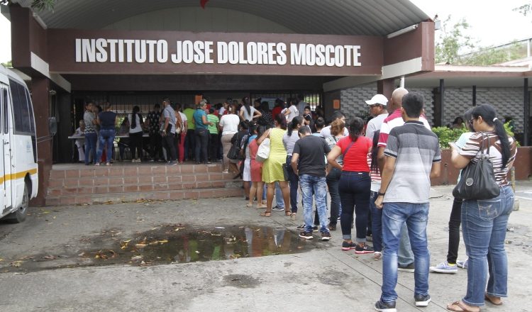 Largas filas formaron los padres de familia para matricular a su hijo. /Foto Edward Santos Cruz