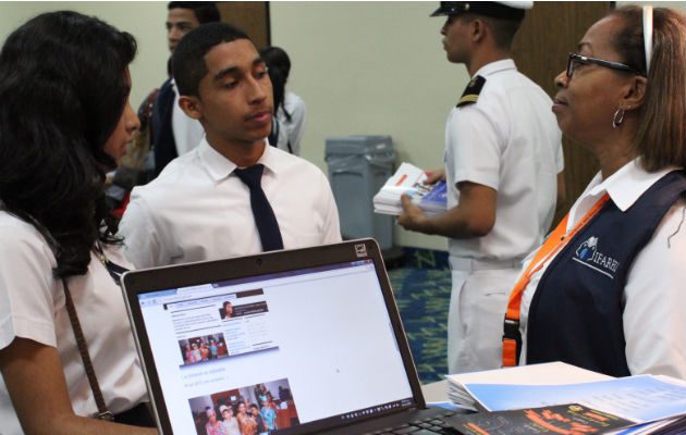 Inicia concurso de becas 