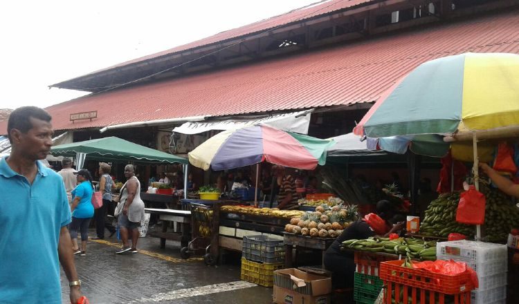 Fruteros y buhoneros quieren que los saquen de las calles./Foto Diómedes Sánchez