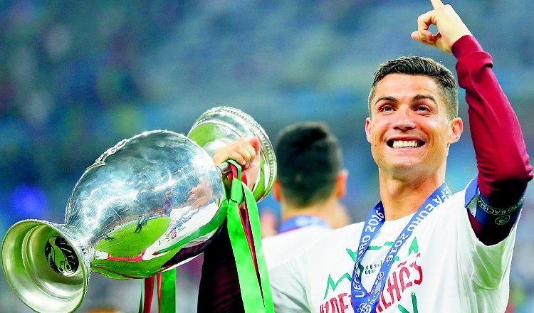 Cristiano Ronaldo ha recibido ofertas por "más de 100 millones" de euros por temporada para irse a la liga china de fútbol. /Foto AP