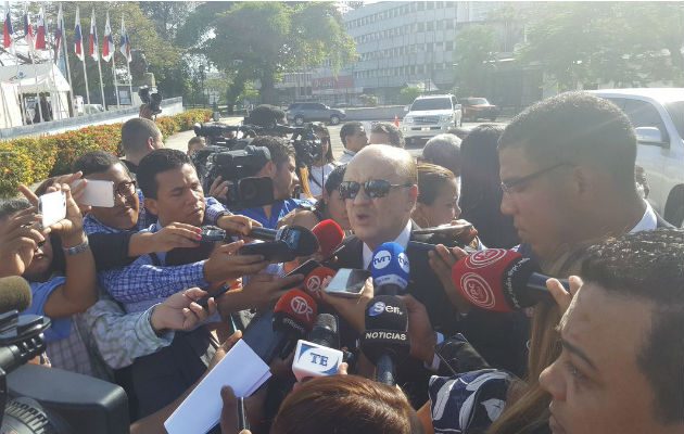 Magistrado del Tribunal Electoral, Erasmo Pinilla da declaraciones a los medios de comunicación a su llegada a la Asamblea Nacional. 