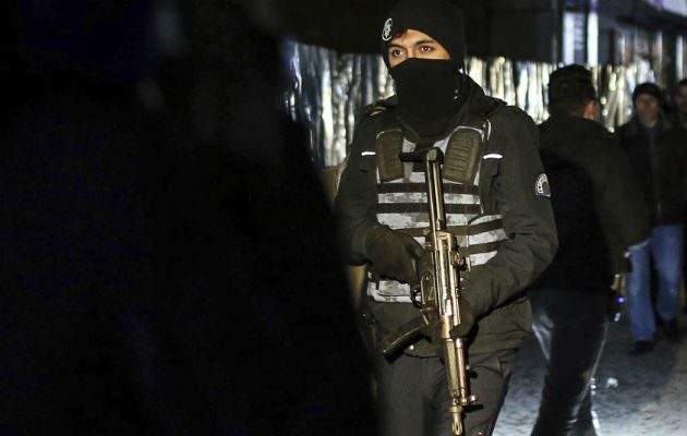 La policía turca mantiene férreos operativos para detener al atacante del club "Reina". FOTO/AP