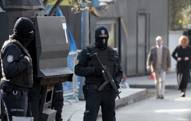 Agentes vigilan las inmediaciones del club  Reina, en Estambul. FOTO/EFE