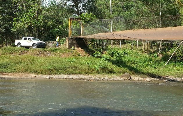 El caudal del río ha bajado, pero arriesgan sus vidas. Foto: Eric Ariel Montenegro. 
