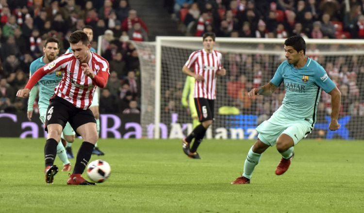 El defensa francés del Athletic Club de Bilbao, Aymeric Laporte (izq.), disputa un balón con el delantero Luis Suárez, del Barcelona. /Foto EFE