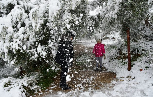 Los caminos y carreteras están bloqueados por la nieve. FOTO/AP