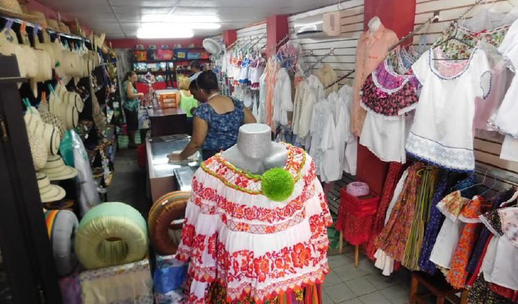 Artesanos en Las Tablas observan cómo drásticamente se han reducido sus ventas este año. /Foto Zenaida Vásquez    