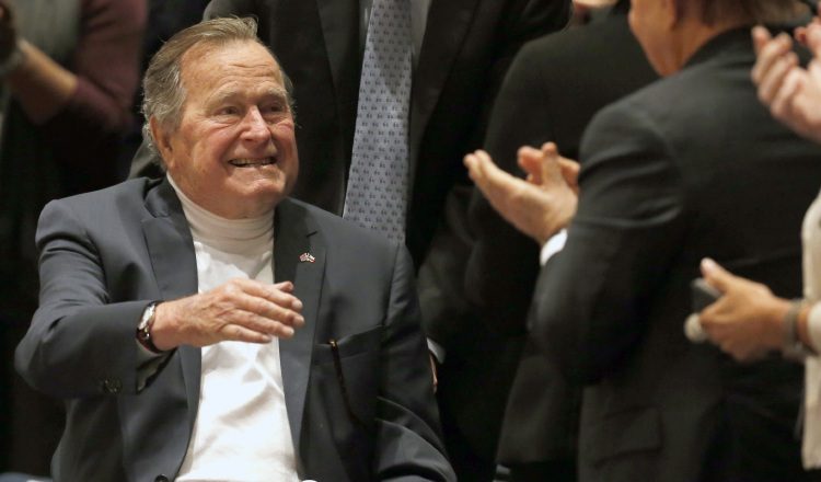 Expresidente de Estados Unidos George H.W. Bush, tiene 92 años