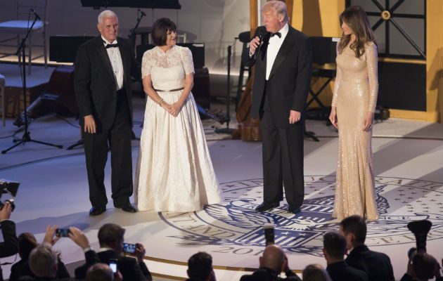 El presidente electo de los Estados Unidos Donald Trump (2d) habla acompañado por su esposa Melania Trump (d), el vicepresidente electo de los Estados Unidos Mike Pence (i), y su esposa Karen Pence. FOTO/EFE