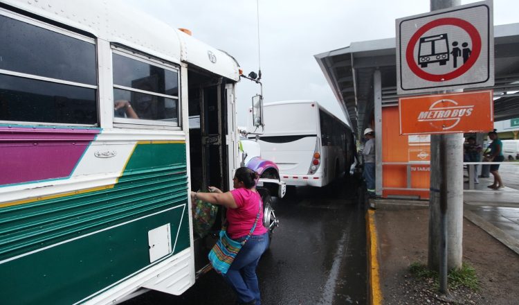 Los conductores de "diablos rojos" cobran entre 50 centavos y un dólar de pasaje, según la distancia. Edwin González