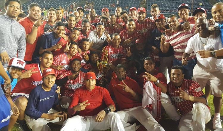 Panamá Metro posa con el trofeo de Probeis. Cortesía